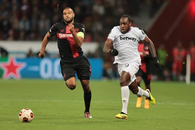 Jonathan Tah (Bayer 04 Leverkusen) und Michail Antonio (West Ham United) beim Spiel der Europa League (Viertelfinale-Hinspiel) Bayer 04 Leverkusen - West Ham United. Copyright: Thomas Pakusch