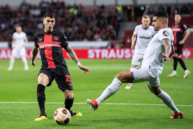 GER, UEFA Europa League, Viertelfinale Bayer Leverkusen vs West Ham United 11.04.2024, BayArena , Leverkusen, GER, UEFA Europa League, Viertelfinale Bayer Leverkusen vs West Ham United Im Bild: Zweikampf zwischen Exequiel Palacios (Bayer 04 Leverkusen, 25) Emerson Palmieri (West Ham United, 33)