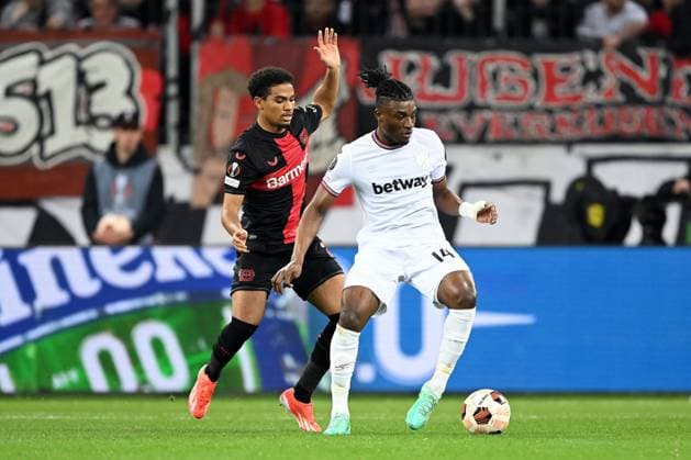 LEVERKUSEN - (l-r) Amine Adli of Bayer 04 Leverkusen, Mohammed Kudus of West Ham United FC during the UEFA Europa League quarter-final match between Bayer 04 Leverkusen and West Ham United at the BayArena on April 11, 2024 in Leverkusen, Germany. ANP Hollandse Hoogte UEFA Europa League 2023 24 2023 2024 xVIxANPxSportx xGerritxvanxKeulenxIVx 495763930 originalFilename: 495763930.jpg