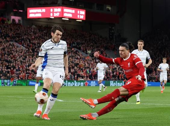 FuÃŸball, EL, FC Liverpool - Atalanta Bergamo 11th April 2024; Anfield, Liverpool, Merseyside, England; Europa League, Quarter Final;, First Leg Football, Liverpool versus Atalanta; Darwin Nunez of Liverpool shoots at goal  ActionPlus12628461 DavidxBlunsden