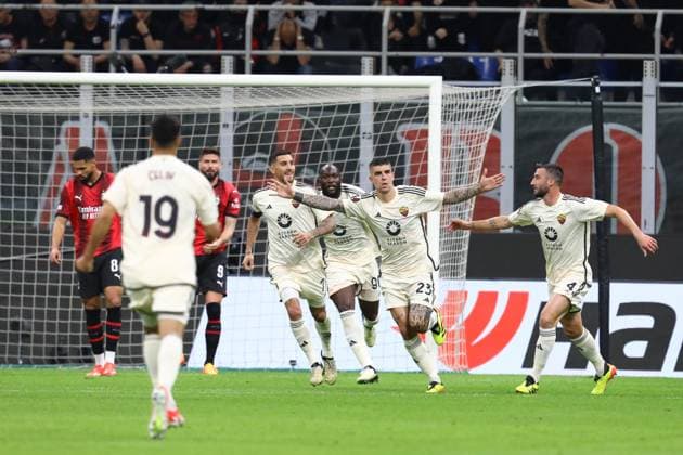 Fußball, EL, AC Mailand - AS Rom April 11, 2024, Milan, Lombardy, Italy: GIANLUCA MANCINI of AS Roma celebrates scoring his side first goal in the UEFA Europa League Quarterfinal first leg game between AC Milan and AS Roma at San Siro Stadium in Milan, Italy Milan Italy - ZUMAc179 20240411_zep_c179_018 Copyright: xMickaelxChavetx
