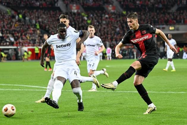 LEVERKUSEN - (l-r) Kurt Zouma of West Ham United FC, Patrik Schick of Bayer 04 Leverkusen during the UEFA Europa League quarter-final match between Bayer 04 Leverkusen and West Ham United at the BayArena on April 11, 2024 in Leverkusen, Germany. ANP Hollandse Hoogte UEFA Europa League 2023 24 2023 2024 xVIxANPxSportx xGerritxvanxKeulenxIVx 495764078 originalFilename: 495764078.jpg