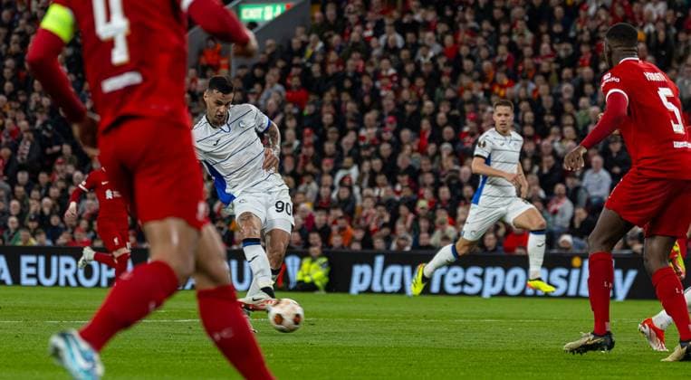 Fußball, EL, FC Liverpool - Atalanta Bergamo Football - UEFA Europa League - Quarter-Final 1st Leg - Liverpool FC v BC Atalanta LIVERPOOL, ENGLAND - Thursday, April 11, 2024: Atalanta s Gianluca Scamacca scores the first goal during the UEFA Europa League Quarter-Final 1st Leg match between Liverpool FC and BC Atalanta at Anfield. (Photo by David Rawcliffe Propaganda) LIVERPOOL Anfield MERSEYSIDE ENGLAND  Copyright: xDavidxRawcliffex P2024-04-11-Liverpool_Atalanta-43