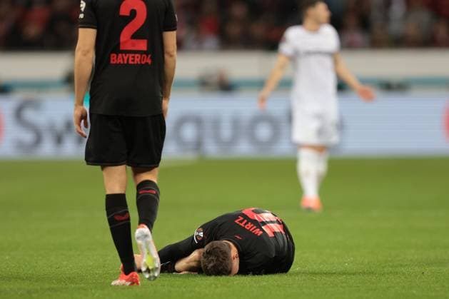 Florian Wirtz (Bayer 04 Leverkusen) liegt nach einem Foul am Boden beim Spiel der Europa League (Viertelfinale-Hinspiel) Bayer 04 Leverkusen - West Ham United. Copyright: Thomas Pakusch