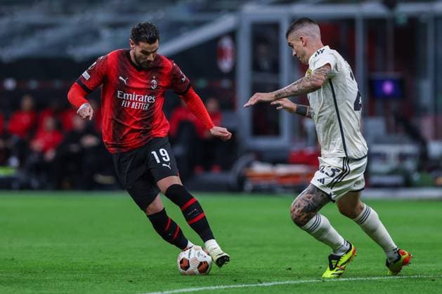 Fußball, EL, AC Mailand - AS Rom Theo Hernandez of AC Milan seen in action with Gianluca Mancini of AS Roma during UEFA Europa League 2023 24 Quarter Finals - 1st leg football match between AC Milan and AS Roma at San Siro Stadium, Milan, Italy on April 11, 2024  Copyright: xFabrizioxCarabelli IPAxSportx xix xx IPA_45063855 IPA_Agency_IPA45063855