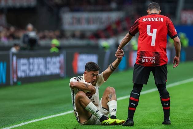 Fußball, EL, AC Mailand - AS Rom Paulo Dybala of AS Roma and Ismael Bennacer of AC Milan seen during UEFA Europa League 2023 24 Quarter Finals - 1st leg football match between AC Milan and AS Roma at San Siro Stadium, Milan, Italy on April 11, 2024  Copyright: xFabrizioxCarabelli IPAxSportx xix xx IPA_45063860 IPA_Agency_IPA45063860