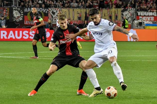 v. li. im Zweikampf Josip Stanisic ( 2, Bayer Leverkusen) Lucas Paqueta ( 10, West Ham United) 11.04.2024 Fussball Europa League, Bayer 04 Leverkusen vs West Ham United, BayArena, Leverkusen, NRW Germany