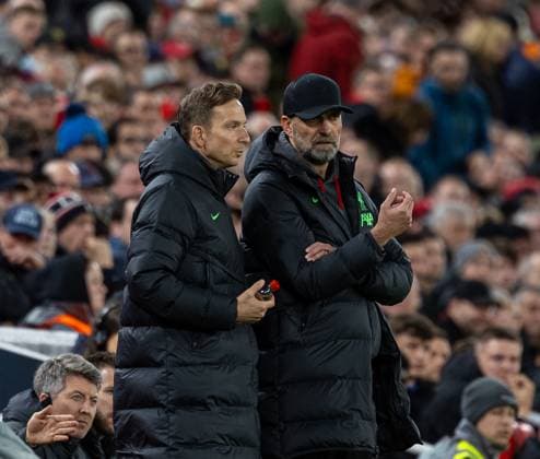 Football - UEFA Europa League - Quarter-Final 1st Leg - Liverpool FC v BC Atalanta LIVERPOOL, ENGLAND - Thursday, April 11, 2024: Liverpool s manager Jürgen Klopp (R) and first-team development coach Pepijn Lijnders during the UEFA Europa League Quarter-Final 1st Leg match between Liverpool FC and BC Atalanta at Anfield. (Photo by David Rawcliffe Propaganda) LIVERPOOL Anfield MERSEYSIDE ENGLAND  Copyright: xDavidxRawcliffex P2024-04-11-Liverpool_Atalanta-46