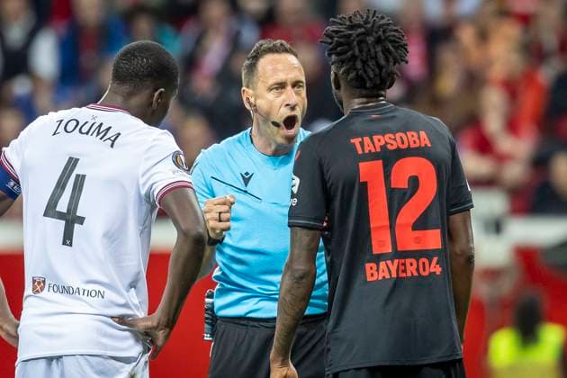 Sport Bilder des Tages UEFA Europa League, Bayer 04 Leverkusen vs. West Ham United, 11.04.2024 Leverkusen, Germany - April 11: Referee Artur Soares Dias (POR) discusses with Kurt Zouma (West Ham United, 4) and Edmond Tapsoba (Bayer 04 Leverkusen, 12) during the UEFA Europa Leeague quarter finals between UEFA Europa League, Bayer 04 Leverkusen vs. West Ham United at BayArena on April 11, 2024 in Leverkusen, Germany. DFL REGULATIONS PROHIBIT ANY USE OF PHOTOGRAPHS AS IMAGE SEQUENCES AND OR QUASI-VIDEO. Copyright: xBEAUTIFULxSPORTS AxelxKohringx