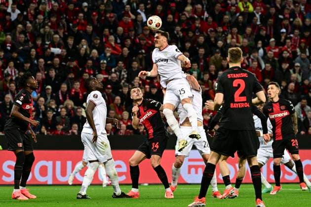 Sport Bilder des Tages Granit Xhaka 34 (Bayer 04 Leverkusen) im Zweikampf, Aktion, mit Konstantinos Mavropanos 15 (West Ham United), Bayer Leverkusen vs. West Ham United, Fussball, Europa League, Viertelfinale, Hinspiel, 11.04.2024 Leverkusen Nordrhein-Westfalen Deutschland