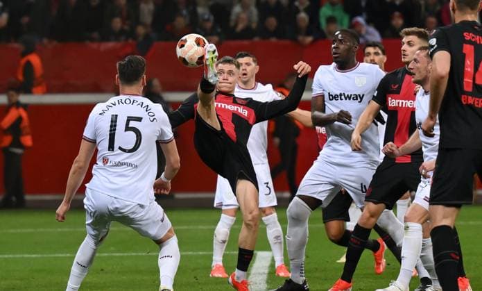 Florian Wirtz (Bayer 04 Leverkusen), mi., in Aktion gegen Konstantinos Mavropanos (West Ham United), li., und Kurt Zouma (West Ham United) 11.04.2024, Fussball Europa League, Saison 2023 2024, Viertelfinale Hinspiel, Bayer 04 Leverkusen - West Ham United Leverkusen BayArena Nordrhein Westfalen Deutschland