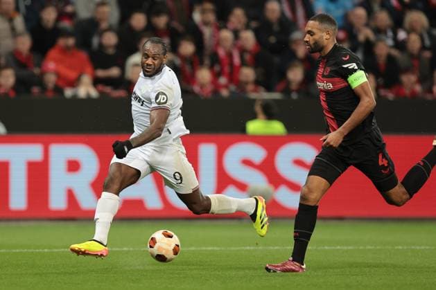Michail Antonio (West Ham United) und Jonathan Tah (Bayer 04 Leverkusen) beim Spiel der Europa League (Viertelfinale-Hinspiel) Bayer 04 Leverkusen - West Ham United. Copyright: Thomas Pakusch