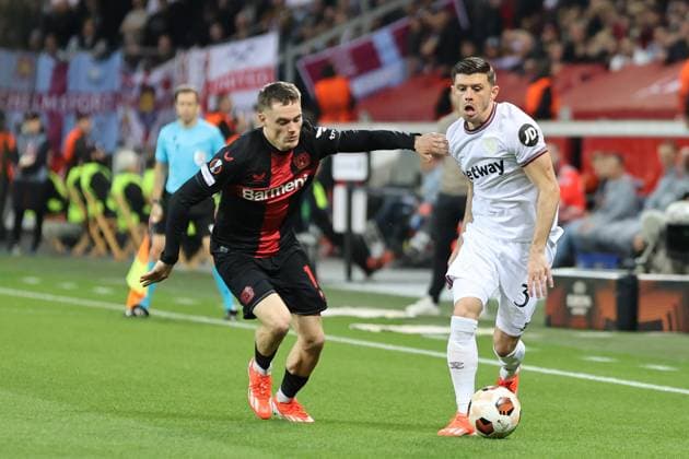 Florian Wirtz (Bayer 04 Leverkusen) und Aaron Cresswell (West Ham United) beim Spiel der Europa League (Viertelfinale-Hinspiel) Bayer 04 Leverkusen - West Ham United. Copyright: Thomas Pakusch