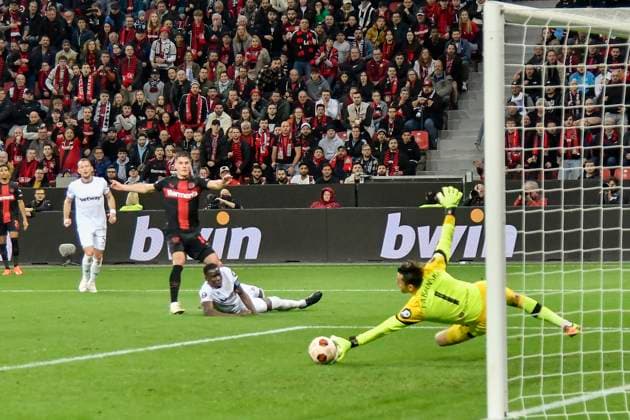 Strafraumszene, Tukasz Fabianski ( 1, West Ham United) vereitelt Torchance von Patrik Schick ( 14, Bayer Leverkusen) 11.04.2024 Fussball Europa League, Bayer 04 Leverkusen vs West Ham United, BayArena, Leverkusen, NRW Germany