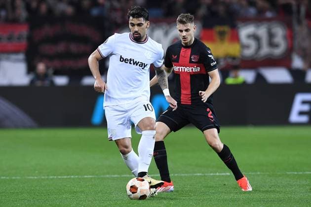 Fußball Europa League Viertelfinale Bayer 04 Leverkusen - FC West Ham United am 11.04.2024 in der BayArena in Leverkusen Lucas Paqueta ( West Ham ), vorne - Josip Stanisic ( Leverkusen ), hinten