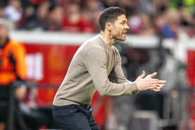 GER, EL, Bayer 04 Leverkusen vs West Ham United, Saison 2023 24, 11.04.2024, BayArena, Leverkusen, GER, EL, Bayer 04 Leverkusen vs West Ham United, Saison 2023 24, Im Bild: Xabi Alonso (Bayer 04 Leverkusen, Chef-Trainer) Einzelaktion, Ganzkörper Ganzkoerper; Freisteller, Einzelbild, Aktion, Action, Spielszene; Gestik, Mimik, Emotionen; fordert Leistung