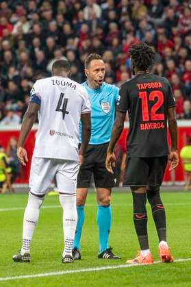 Fussball: UEFA Europa League, Saison 2023 2024, Viertelfinale, Hinspiel, Bayer 04 Leverkusen - West Ham United am 11.04.2024 in der BayArena in Leverkusen. Schiedsrichter Arthur Dias im Gespraech mit Kurt Zouma (West Ham United, 04) und Edmond Tapsoba (Bayer 04 Leverkusen, 12). Foto: Kirchner-Media TH Copyright: xKirchner-Media THx