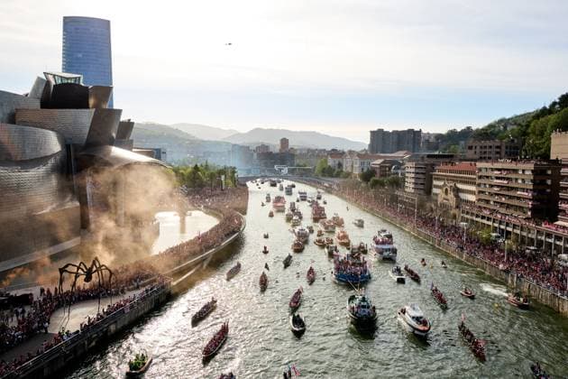 Bilder des Jahres 2024, Sport 04 April Sport Themen der Woche KW15 Sport Bilder des Tages April 11, 2024, Bilbao, Vizcaya, SPAIN: General view of the players of Athletic Club celebrating their Copa del Rey trophy winners title in the traditional trophy parade with the Ã¢â‚¬oeGabarraÃ¢â‚¬Â at Guggenheim Bilbao on April 11, 2024, in Bilbao, Spain. Bilbao SPAIN - ZUMAa181 20240411_zaa_a181_017 Copyright: xRicardoxLarreinax