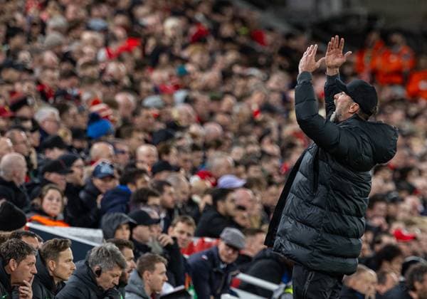 Sport Themen der Woche KW15 Sport Bilder des Tages Football - UEFA Europa League - Quarter-Final 1st Leg - Liverpool FC v BC Atalanta LIVERPOOL, ENGLAND - Thursday, April 11, 2024: Liverpool s manager Jürgen Klopp attempts to gee up the crowd during the UEFA Europa League Quarter-Final 1st Leg match between Liverpool FC and BC Atalanta at Anfield. (Photo by David Rawcliffe Propaganda) LIVERPOOL Anfield MERSEYSIDE ENGLAND  Copyright: xDavidxRawcliffex P2024-04-11-Liverpool_Atalanta-58