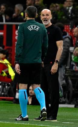 Foto IPP Paolo Bona Milano 11 04 2024 UEFA Europa League di Calcio stagione 2023 2024 partita Milan-Roma Nella foto Stefano Pioli, allenatore del Milan protesta con il quarto uomo Italy Photo Press Worldwide Copyright italy Italy ITALY  Copyright: xR4924_italyphotopressx