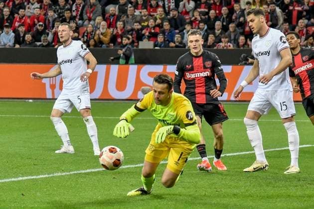 Tukasz Fabianski ( 1, West Ham United) vereitelt Torchance von Leverkusen 11.04.2024 Fussball Europa League, Bayer 04 Leverkusen vs West Ham United, BayArena, Leverkusen, NRW Germany