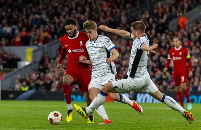 Football - UEFA Europa League - Quarter-Final 1st Leg - Liverpool FC v BC Atalanta LIVERPOOL, ENGLAND - Thursday, April 11, 2024: Liverpool s Joe Gomez (L) is challenged by Atalanta s Charles De Ketelaere during the UEFA Europa League Quarter-Final 1st Leg match between Liverpool FC and BC Atalanta at Anfield. (Photo by David Rawcliffe Propaganda) LIVERPOOL Anfield MERSEYSIDE ENGLAND  Copyright: xDavidxRawcliffex P2024-04-11-Liverpool_Atalanta-62