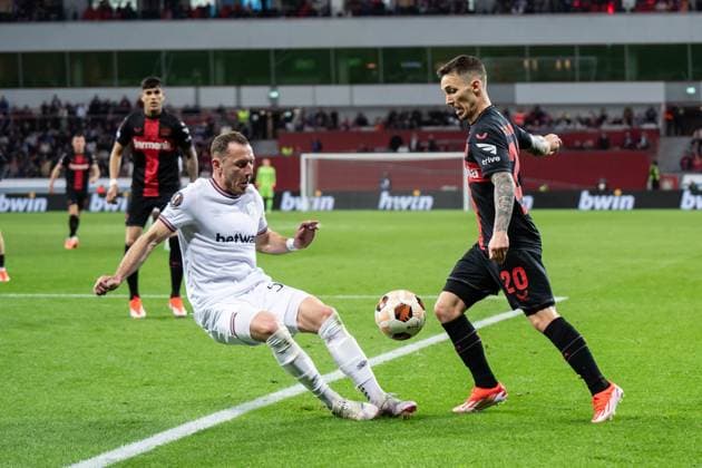 GER, UEFA Europa League, Viertelfinale Bayer Leverkusen vs West Ham United 11.04.2024, BayArena , Leverkusen, GER, UEFA Europa League, Viertelfinale Bayer Leverkusen vs West Ham United Im Bild: Zweikampf zwischen Alex Grimaldo (Bayer 04 Leverkusen, 20) Vladimir Coufal (West Ham United, 5)