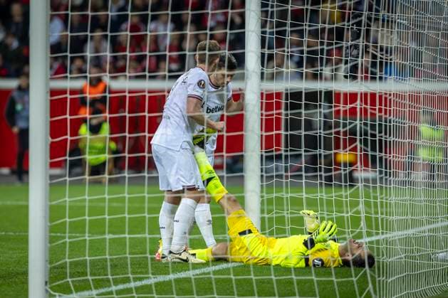 UEFA Europa League, Bayer 04 Leverkusen vs. West Ham United, 11.04.2024 Leverkusen, Germany - April 11: Lukasz Fabianski (West Ham United, 1) has a cramp during the UEFA Europa Leeague quarter finals between UEFA Europa League, Bayer 04 Leverkusen vs. West Ham United at BayArena on April 11, 2024 in Leverkusen, Germany. DFL REGULATIONS PROHIBIT ANY USE OF PHOTOGRAPHS AS IMAGE SEQUENCES AND OR QUASI-VIDEO. Copyright: xBEAUTIFULxSPORTS AxelxKohringx