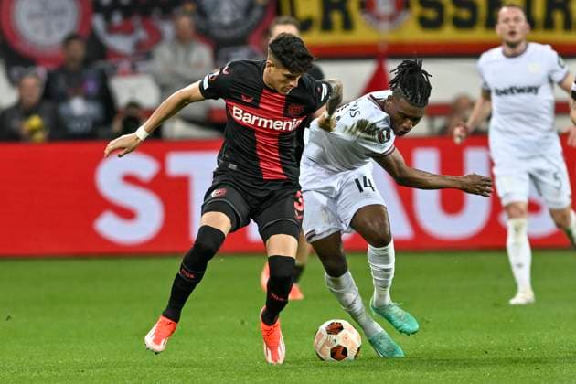 v. li. im Zweikampf Piero Hincapie ( 3, Bayer Leverkusen) Mohammed Kudus ( 14, West Ham United) 11.04.2024 Fussball Europa League, Bayer 04 Leverkusen vs West Ham United, BayArena, Leverkusen, NRW Germany