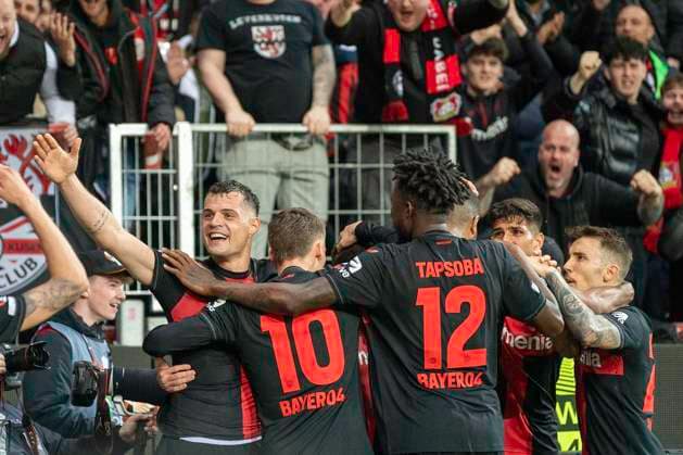 Fussball: UEFA Europa League, Saison 2023 2024, Viertelfinale, Hinspiel, Bayer 04 Leverkusen - West Ham United am 11.04.2024 in der BayArena in Leverkusen. Die Leverkusener Spieler, Granit Xhaka (Bayer 04 Leverkusen, 34), Florian Wirtz (Bayer 04 Leverkusen, 10), Edmond Tapsoba (Bayer 04 Leverkusen, 12) und Alejandro Grimaldo (Bayer 04 Leverkusen, 20) bejubeln das Tor zum 1:0. Foto: Kirchner-Media TH Copyright: xKirchner-Media THx