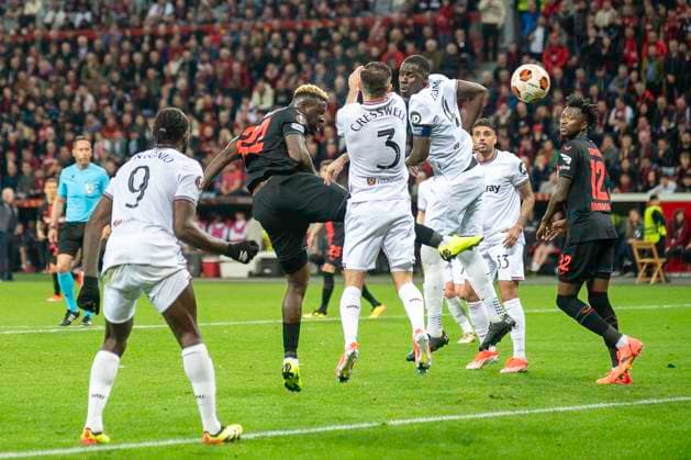 Fussball: UEFA Europa League, Saison 2023 2024, Viertelfinale, Hinspiel, Bayer 04 Leverkusen - West Ham United am 11.04.2024 in der BayArena in Leverkusen. Victor Boniface (Bayer 04 Leverkusen, 22) erzielt mit dem Kopfball das Tor zum 2:0. Foto: Kirchner-Media TH Copyright: xKirchner-Media THx