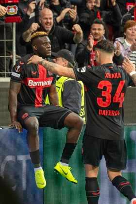 Fussball: UEFA Europa League, Saison 2023 2024, Viertelfinale, Hinspiel, Bayer 04 Leverkusen - West Ham United am 11.04.2024 in der BayArena in Leverkusen. Victor Boniface (Bayer 04 Leverkusen, 22) setzt sich auf die Bande und laesst sich von Granit Xhaka (Bayer 04 Leverkusen, 34) feiern. Foto: Kirchner-Media TH Copyright: xKirchner-Media THx