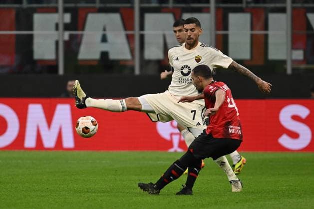 AC Milan v AS Roma: Quarter-Final First Leg - UEFA Europa League 2023 24 Ismael Bennacer of A.C. Milan and Lorenzo Pellegrini of A.S. Roma are competing during the UEFA Europa League Quarter-final First Leg match between A.C. Milan and A.S. Roma at Stadio Giuseppe Meazza in Milan, Italy, on April 11, 2024. Milan Italy Italy  Copyright: xDomenicoxCippitellix originalFilename:cippitelli-acmilanv240411_npreD.jpg