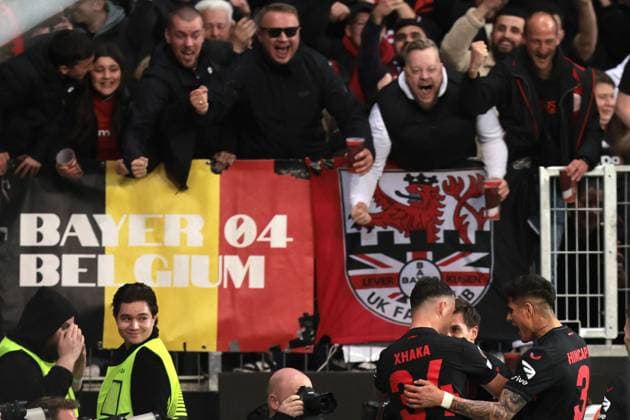 Die Spieler von Bayer 04 Leverkusen freuen sich über das Tor zum 1:0 durch Jonas Hofmann (Bayer 04 Leverkusen) beim Spiel der Europa League (Viertelfinale-Hinspiel) Bayer 04 Leverkusen - West Ham United. Copyright: Thomas Pakusch
