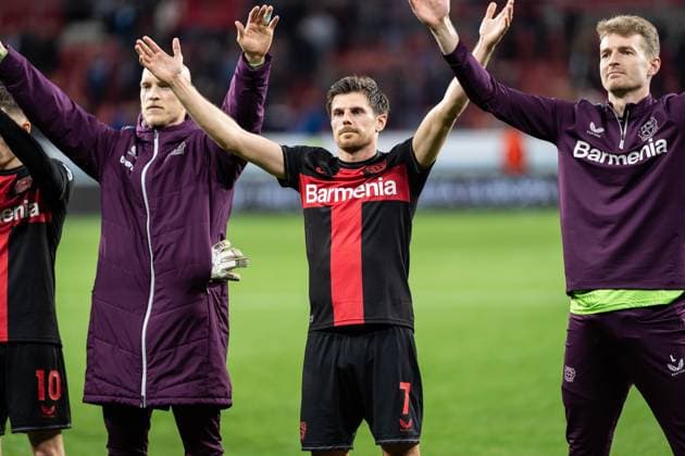 GER, UEFA Europa League, Viertelfinale Bayer Leverkusen vs West Ham United 11.04.2024, BayArena , Leverkusen, GER, UEFA Europa League, Viertelfinale Bayer Leverkusen vs West Ham United Im Bild: Jonas Hofmann (Bayer 04 Leverkusen, 7) feiert den Sieg vor den Fans