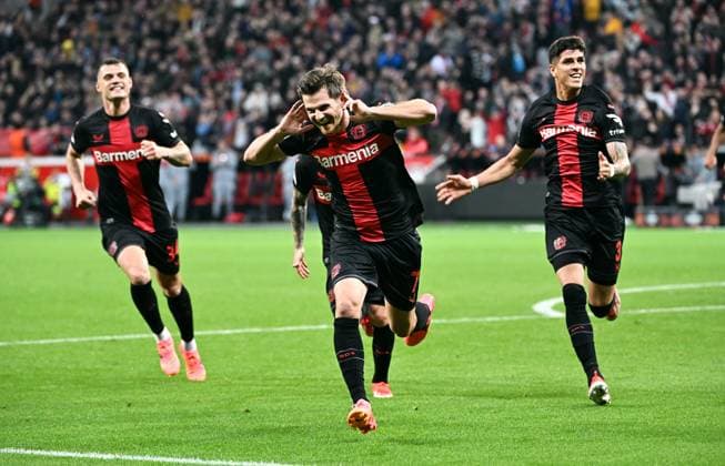 Fussball, Europa League, Deutschland, Herren, Saison 2023 2024, Viertelfinale Hinspiel, BayArena Leverkusen, Bayer Leverkusen - FC West Ham United; Jubel Jonas Hofmann (LEV) nach seinem Tor zum 1:0, zusammen mit Alejandro Grimaldo (LEV) und Piero Hincapie (LEV). Jubel, Freude, Aktion. UEFA REGULATIONS PROHIBIT ANY USE OF PHOTOGRAPHS AS IMAGE SEQUENCES AND OR QUASI-VIDEO
