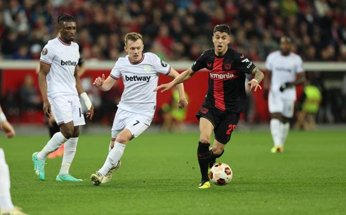 11.04.2024, Fussball UEFA Europa League, Viertelfinale Hinspiel, Bayer 04 Leverkusen - West Ham United FC, v.l., James Ward-Prowse (West Ham United), Exequiel Palacios (Bayer 04 Leverkusen) DFL DFB REGULATIONS PROHIBIT ANY USE OF PHOTOGRAPHS AS IMAGE SEQUENCES AND OR QUASI-VIDEO. xdcx Copyright: HMBxMedia