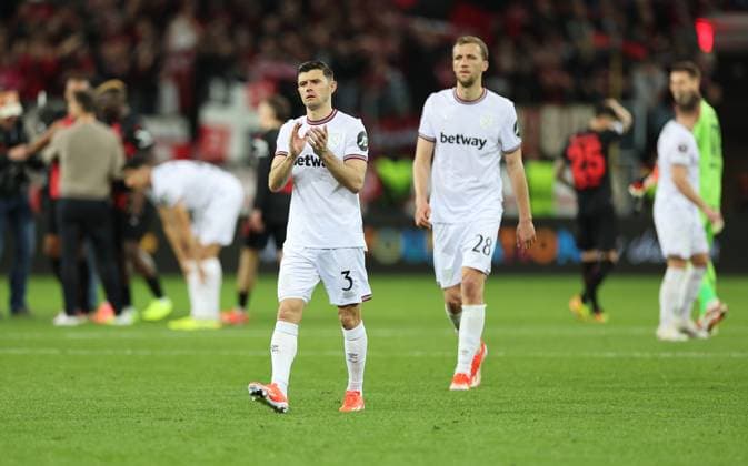 11.04.2024, Fussball UEFA Europa League, Viertelfinale Hinspiel, Bayer 04 Leverkusen - West Ham United FC, v.l., Aaron Cresswell (West Ham United), Tomas Soucek (West Ham United) enttaeuscht, enttaeuscht schauend, dissapointed, traurig, frustiert, frust, gefrustet DFL DFB REGULATIONS PROHIBIT ANY USE OF PHOTOGRAPHS AS IMAGE SEQUENCES AND OR QUASI-VIDEO. xdcx Copyright: HMBxMedia