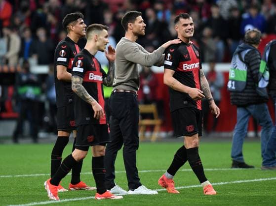 11.04.2024, Leverkusen, Germany, BayARENA, Bayer Leverkusen vs West Ham United - UEFA Europa League 2023 2024 - Quarter-finals First Leg, Piero Hincapie (Bayer 04 Leverkusen), Alejandro Grimaldo (Bayer 04 Leverkusen), Trainer Xabier Xabi Alonso (Bayer 04 Leverkusen) und Granit Xhaka (Bayer 04 Leverkusen) Jubel, jubelt, jubeln (Foto Ralf Treese) Leverkusen BayARENA North Rhine-Westphalia Germany