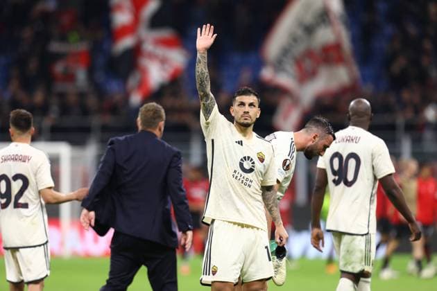 April 11, 2024, Milan, Lombardy, Italy: LEANDRO PAREDES of AS Roma celebrates winning the UEFA Europa League Quarterfinal first leg game between against AC Milan at San Siro Stadium in Milan, Italy Milan Italy - ZUMAc179 20240411_zep_c179_055 Copyright: xMickaelxChavetx
