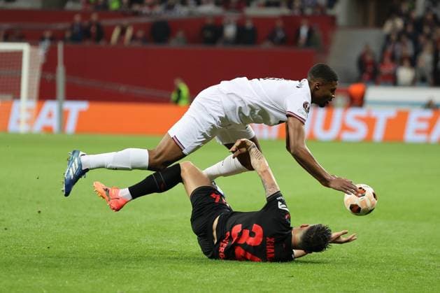 Ben Johnson (West Ham United) und Granit Xhaka (Bayer 04 Leverkusen) beim Spiel der Europa League (Viertelfinale-Hinspiel) Bayer 04 Leverkusen - West Ham United. Copyright: Thomas Pakusch