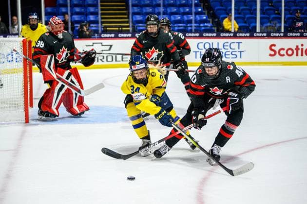240411 Mira Hallin of Sweden and Blayre Turnbull of Canada during the 2024 IIHF Women s World Championship, WM, Weltmeisterschaft quarterfinal between Canada and Sweden on April 11, 2024 in Utica. Photo: Aron Broman BILDBYRAN COP 341 AM0047 ishockey Ice hockey, Eishockey vm dam 2024 iihf womens world championship dam vm ishockey vm kvartsfinal quarterfinal quarterfinals kanada sverige sweden women canada day 9 bbeng Copyright: ARONxBROMAN BB240411AM075