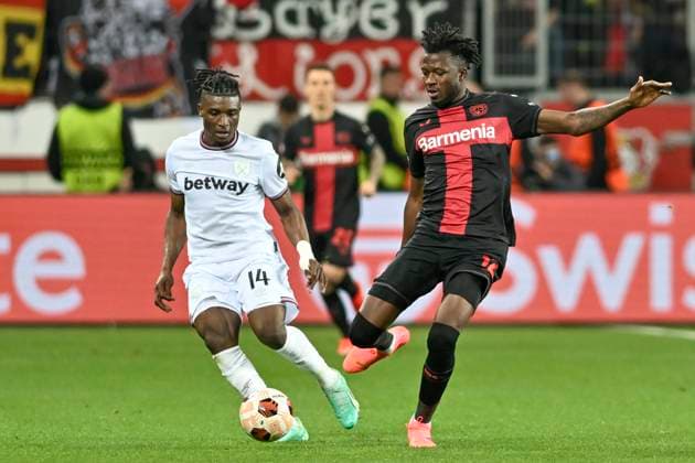 v. li. im Zweikampf Mohammed Kudus ( 14, West Ham United) Edmond Tapsoba ( 12, Bayer Leverkusen) 11.04.2024 Fussball Europa League, Bayer 04 Leverkusen vs West Ham United, BayArena, Leverkusen, NRW Germany