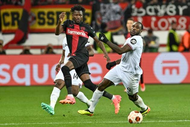 v. li. im Zweikampf Edmond Tapsoba ( 12, Bayer Leverkusen) Michail Antonio ( 9, West Ham United) 11.04.2024 Fussball Europa League, Bayer 04 Leverkusen vs West Ham United, BayArena, Leverkusen, NRW Germany