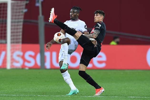 Fußball Europa League Viertelfinale Bayer 04 Leverkusen - FC West Ham United am 11.04.2024 in der BayArena in Leverkusen Mohammed Kudus (, links - Piero Hincapie ( Leverkusen ), rechts