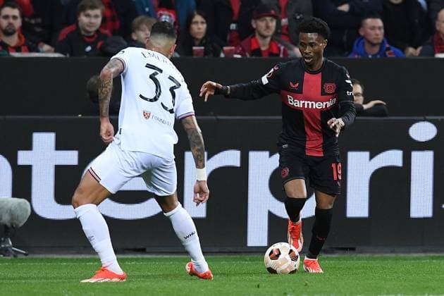 Fußball Europa League Viertelfinale Bayer 04 Leverkusen - FC West Ham United am 11.04.2024 in der BayArena in Leverkusen Emerson ( West Ham ), links - Nathan Tella ( Leverkusen ), rechts