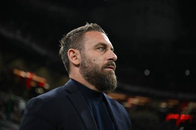 Football Europa League match - AC Milan vs AS Roma Daniele De Rossi, Head Coach of AS Roma, during the UEFA Europa League quarter finals first leg match between AC Milan and AS Roma on Avril 11, 2024 at Giuseppe Meazza San Siro Siro stadium in Milan, Italy. Credit: Tiziano Ballabio Milan Italy  Copyright: xIPAxSport ABACAx