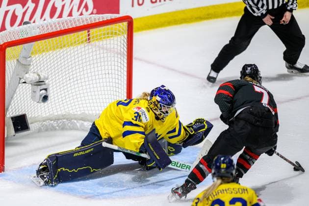 240411 Goaltender Emma Söderberg of Sweden and Laura Stacey of Canada during the 2024 IIHF Women s World Championship, WM, Weltmeisterschaft quarterfinal between Canada and Sweden on April 11, 2024 in Utica. Photo: Aron Broman BILDBYRAN COP 341 AM0047 ishockey Ice hockey, Eishockey vm dam 2024 iihf womens world championship dam vm ishockey vm kvartsfinal quarterfinal quarterfinals kanada sverige sweden women canada day 9 bbeng Copyright: ARONxBROMAN BB240411AM082