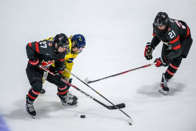 240411 Emma Maltais of Canada, Lina Ljungblom of Sweden and Ashton Bell of Canada during the 2024 IIHF Women s World Championship, WM, Weltmeisterschaft quarterfinal between Canada and Sweden on April 11, 2024 in Utica. Photo: Aron Broman BILDBYRAN COP 341 AM0047 ishockey Ice hockey, Eishockey vm dam 2024 iihf womens world championship dam vm ishockey vm kvartsfinal quarterfinal quarterfinals kanada sverige sweden women canada day 9 bbeng Copyright: ARONxBROMAN BB240411AM092