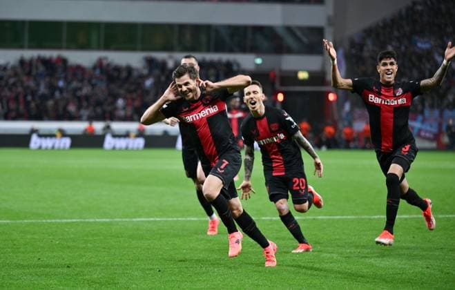 Jubel 1:0 v.li., Jonas Hofmann (Bayer 04 Leverkusen), Alejandro Grimaldo (Bayer 04 Leverkusen), Piero Hincapie (Bayer 04 Leverkusen) 11.04.2024, Fussball Europa League, Saison 2023 2024, Viertelfinale Hinspiel, Bayer 04 Leverkusen - West Ham United Leverkusen BayArena Nordrhein Westfalen Deutschland